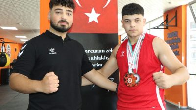 Berkay YILDIZ/SAMSUN, – SAMSUN’da, dövüş sporcusu ve antrenör olan kuzeni