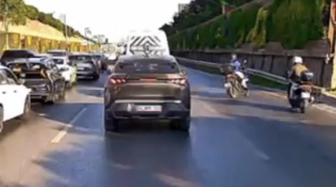 Mert ORDU/İSTANBUL, – MALTEPE’de trafikte araçların arasından emniyet şeridine geçen