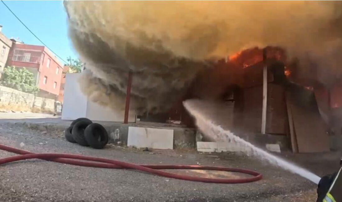 YANGIN KASK KAMERASINDA Diyarbakır’ın Kayapınar ilçesinde marangoz atölyesinde çıkan, 2