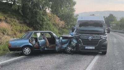 Yavuz YILMAZ/İNEGÖL (Bursa), – BURSA’nın İnegöl ilçesinde minibüs ile çarpışan