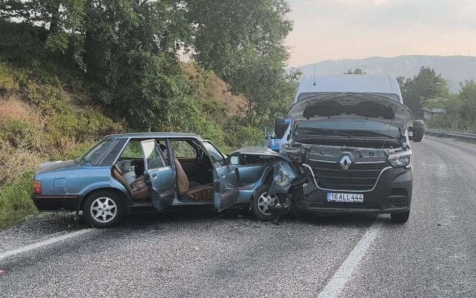 Yavuz YILMAZ/İNEGÖL (Bursa), – BURSA’nın İnegöl ilçesinde minibüs ile çarpışan