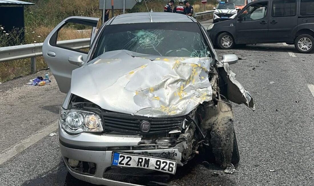 UZUNKÖPRÜ (Edirne), -EDİRNE’nin Uzunköprü ilçesinde otomobil ile hafif ticari aracın