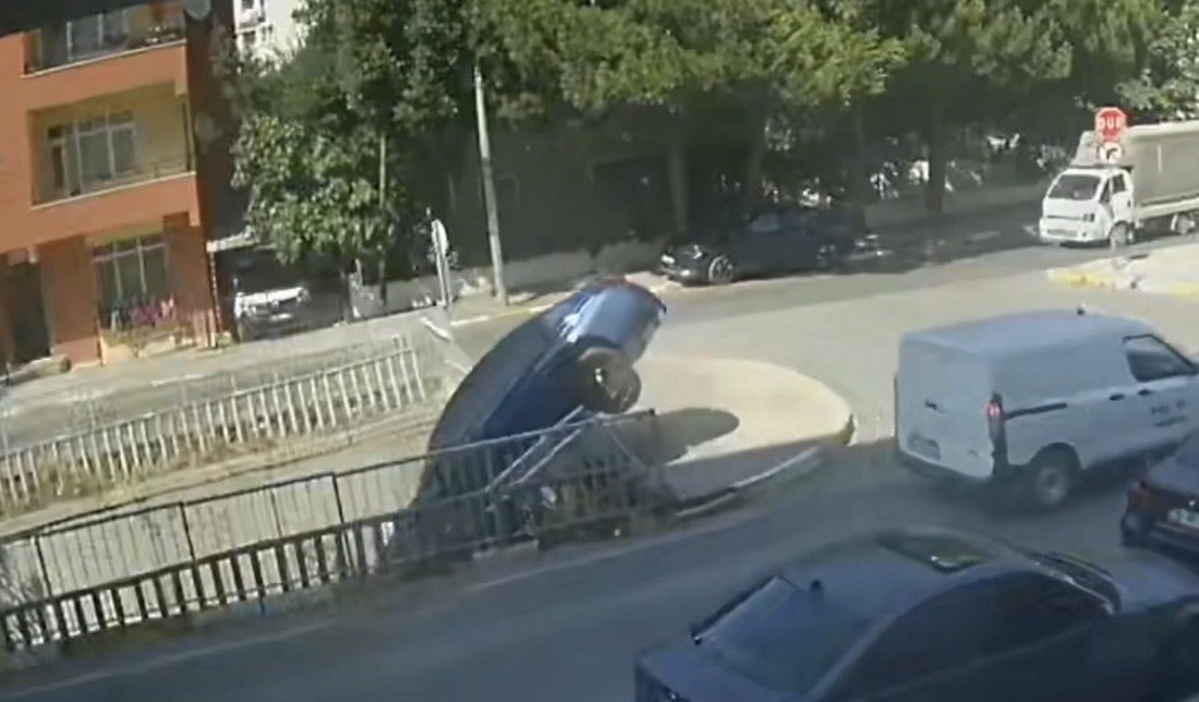 Mert ORDU / İSTANBUL, – PENDİK’te sürücüsünün direksiyon hakimiyetini kaybettiği