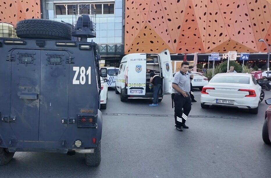 Mert ORDU/İSTANBUL, – ÜMRANİYE’de bir alışveriş merkezindeki kafeye silahlı saldırı