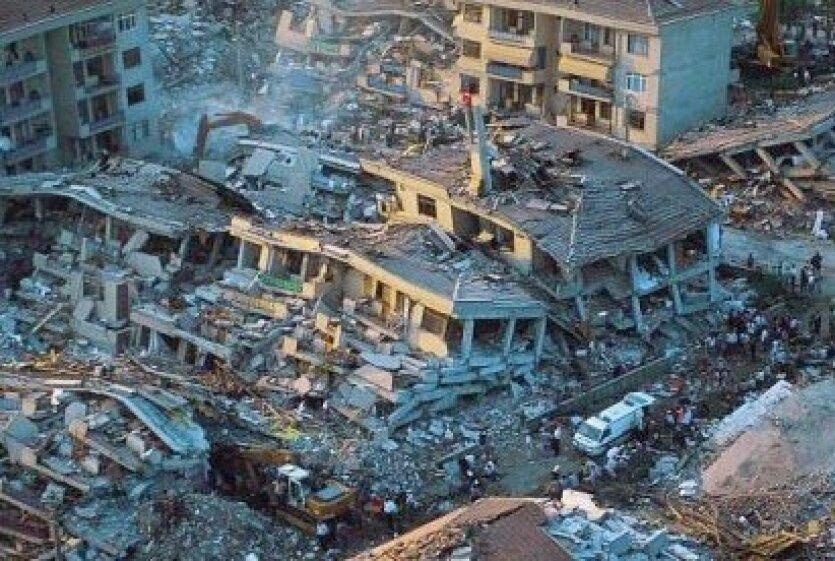 İZMİR, -17 AĞUSTOS 1999’da meydana gelen Gölcük Depremi’nin ardından İzmir’den