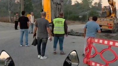 Taylan ERGÜN / İSTANBUL, – ARNAVUTKÖY’de taksi, İSKİ ekiplerinin çalışma