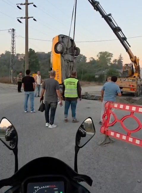 Taylan ERGÜN / İSTANBUL, – ARNAVUTKÖY’de taksi, İSKİ ekiplerinin çalışma