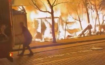 İhsan DÖRTKARDEŞ/İSTANBUL, – AVCILAR’da TIR parkında çıkan yangın, itfaiye ekiplerinin