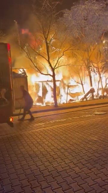 İhsan DÖRTKARDEŞ/İSTANBUL, – AVCILAR’da TIR parkında çıkan yangın, itfaiye ekiplerinin