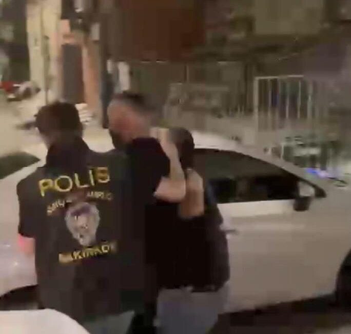 Vehbi DEMİR / İSTANBUL, – BAKIRKÖY’de bir güzellik merkezinde kendilerinden