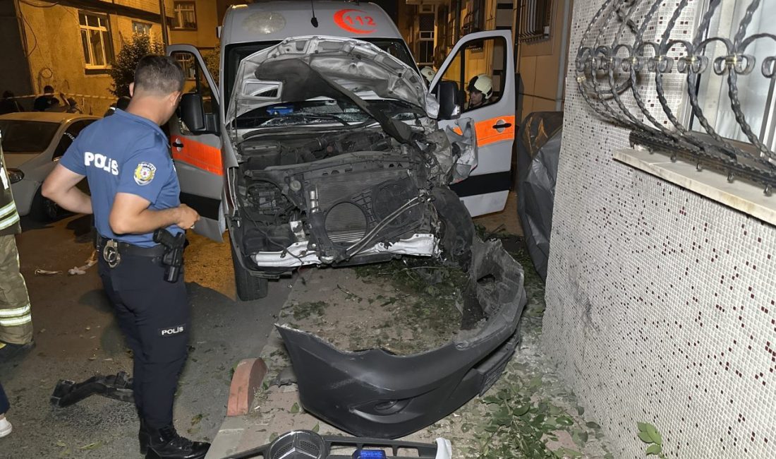Soner HASIRCIOĞLU/İSTANBUL, – BAYRAMPAŞA’da, hasta taşıyan ambulans ile otomobil çarpıştı.