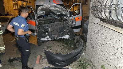 Soner HASIRCIOĞLU/İSTANBUL, – BAYRAMPAŞA’da, hasta taşıyan ambulans ile otomobil çarpıştı.