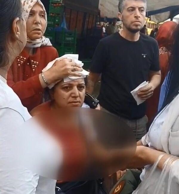 Doğan Can CESUR / İSTANBUL – BEYOĞLU’nda semt pazarında armut