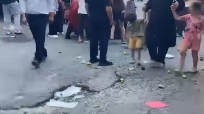 Doğan Can CESUR / İSTANBUL – BEYOĞLU’nda semt pazarında meyve