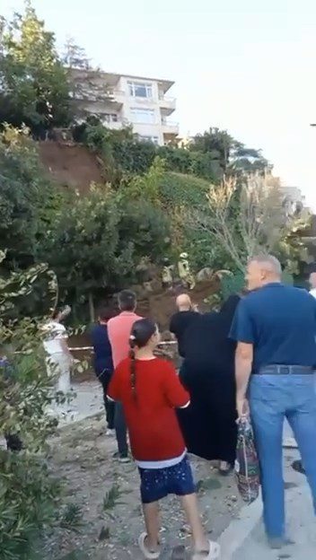 İSTANBUL, – Büyükçekmece’de toprak kayması meydana geldi. İhbar üzerine olay