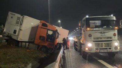 Mert ORDU/ İSTANBUL, – ÇEKMEKÖY Kuzey Marmara Otoyolu’nda yağış nedeniyle