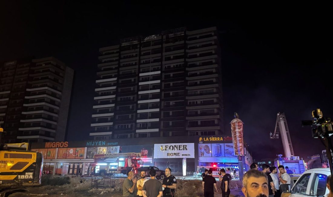 YANGIN KONTROL ALTINA ALINDI Diyarbakır’da bir plazanın dış cephesinde çıkan
