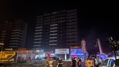 YANGIN KONTROL ALTINA ALINDI Diyarbakır’da bir plazanın dış cephesinde çıkan