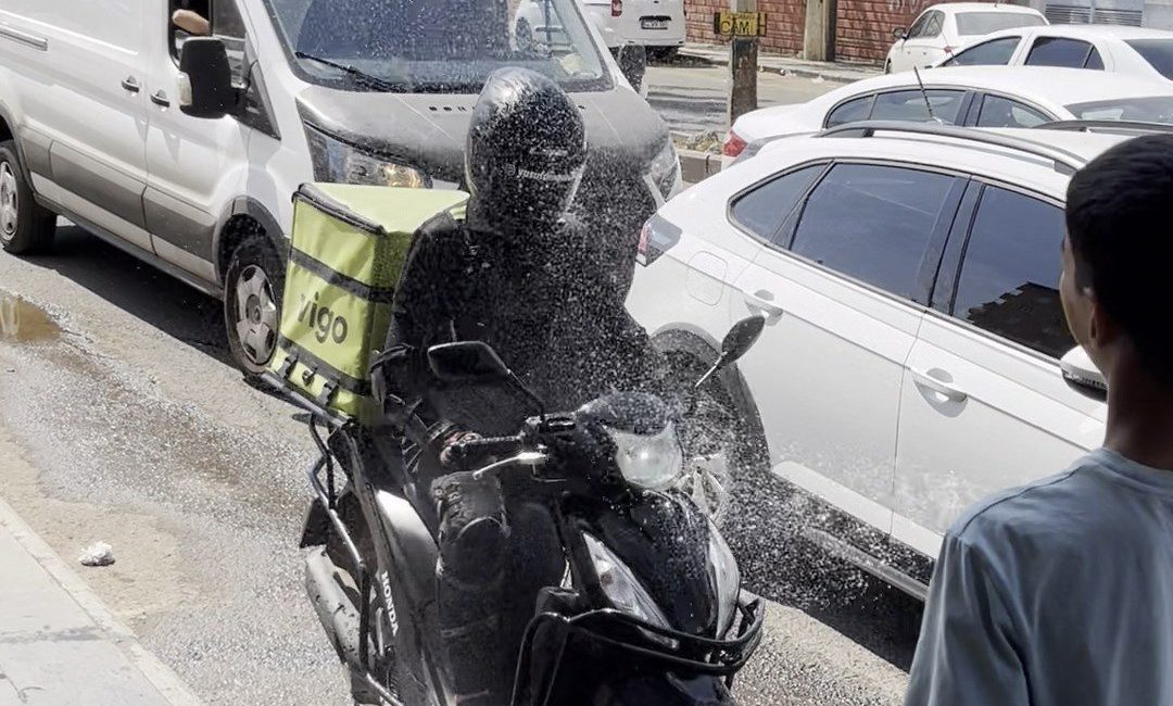 Gıyasettin TETİK/DİYARBAKIR, – DİYARBAKIR’da 40 dereceyi aşan sıcaklıkta bir motokurye