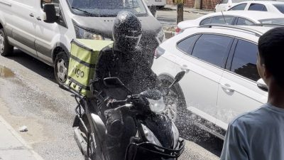 Gıyasettin TETİK/DİYARBAKIR, – DİYARBAKIR’da 40 dereceyi aşan sıcaklıkta bir motokurye