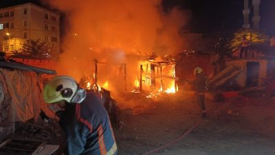 Ünsal YÜCEL/ KEŞAN(Edirne), – EDİRNE’nin Keşan ilçesinde tek katlı metruk