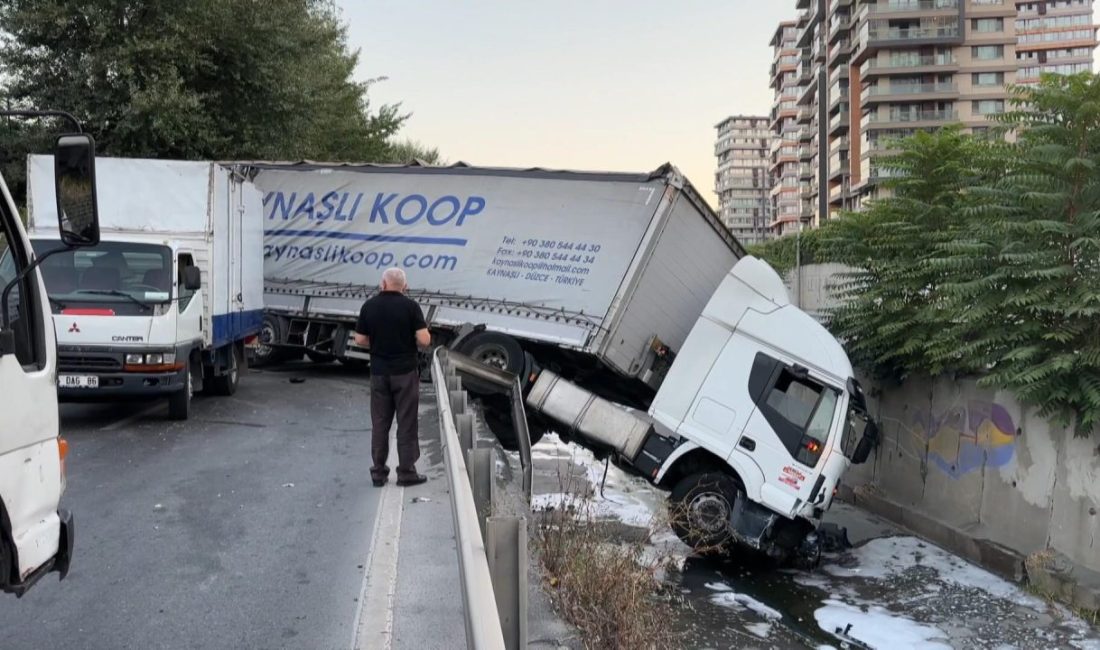 Soner HASIRCIOĞLU/İSTANBUL, – ESENLER’de kumaş yüklü TIR, bariyerlere çarparak dere