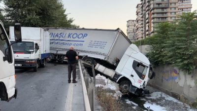 Soner HASIRCIOĞLU/İSTANBUL, – ESENLER’de kumaş yüklü TIR, bariyerlere çarparak dere