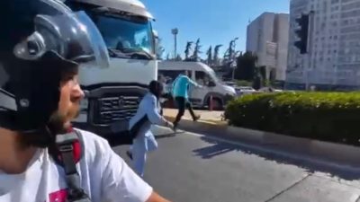 Derya EVREN KORKMAZ-Feridun AÇIKGÖZ/İSTANBUL, – ESENYURT’ta yolun karşısına geçmeye çalışan