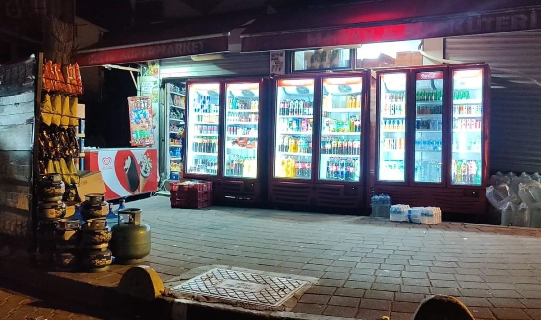 Emre KURT/İSTANBUL, – FATİH’te midyeciyle tartışan bir kişi, kavgayı ayırmaya