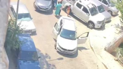 ZÜBEYİR TABAK/ TİRE(İzmir), – İZMİR’in Tire ilçesinde, trafikte iki kadın