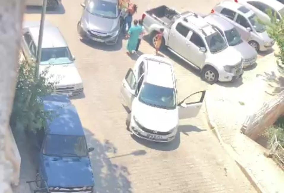 ZÜBEYİR TABAK/ TİRE(İzmir), – İZMİR’in Tire ilçesinde, trafikte iki kadın