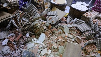 Mustafa İÇ/İZMİR, – İZMİR’in Karabağlar ilçesinde dönerciye dalan otomobil, bitişiğindeki