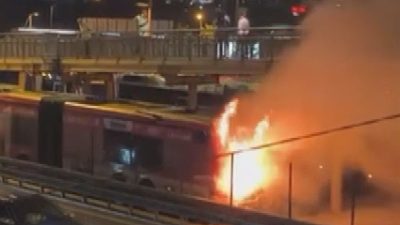 Doğan Can CESUR/İSTANBUL, – KAĞITHANE’de seyir halindeki metrobüsten yükselen alevler