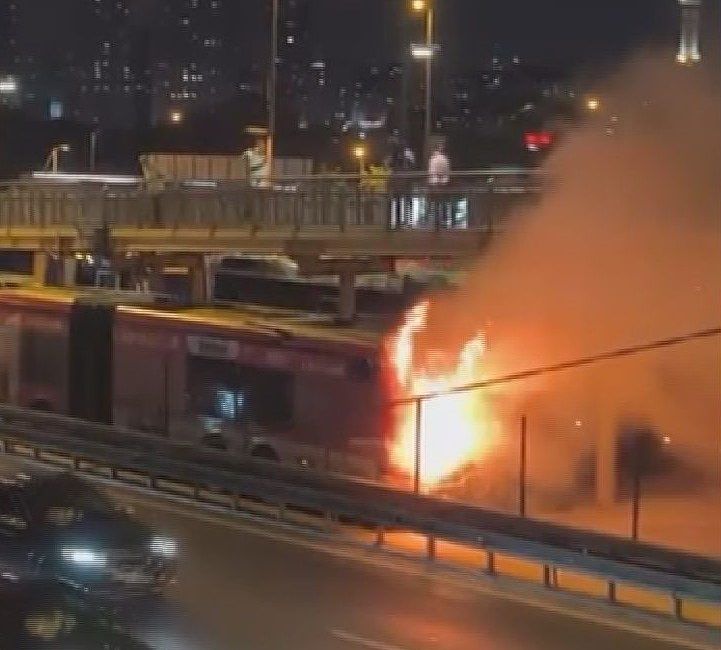Doğan Can CESUR/İSTANBUL, – KAĞITHANE’de seyir halindeki metrobüsten yükselen alevler