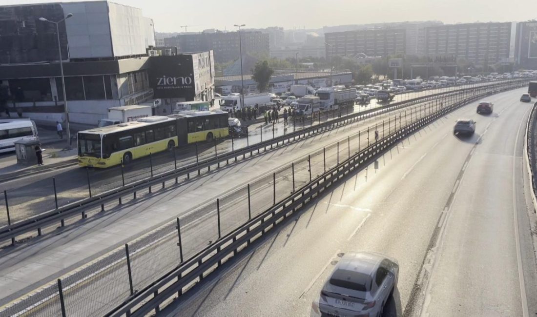 Özgür EREN/İSTANBUL, – KÜÇÜKÇEKMECE D-100 Karayolu’nda otomobilin İETT otobüsüne çarpması
