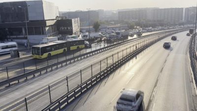 Özgür EREN/İSTANBUL, – KÜÇÜKÇEKMECE D-100 Karayolu’nda otomobilin İETT otobüsüne çarpması