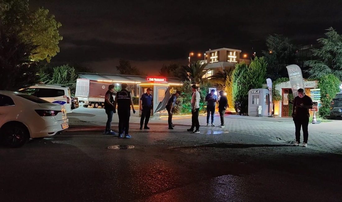Emre KURT/İSTANBUL, -KÜÇÜKÇEKMECE’de kafeye gelen motosikletli şüpheli, oyun oynayan bir