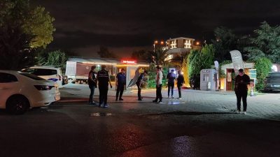 Emre KURT/İSTANBUL, -KÜÇÜKÇEKMECE’de kafeye gelen motosikletli şüpheli, oyun oynayan bir