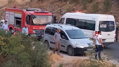 Serkan ÖZCAN/ YUNUSEMRE(Manisa), – MANİSA’nın Yunusemre ilçesinde, serinlemek için dereye