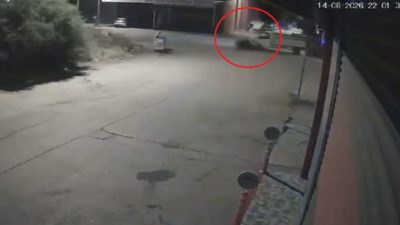Emre EFE/POLATLI (Ankara), – ANKARA’nın Polatlı ilçesinde otomobil ile çarpışan