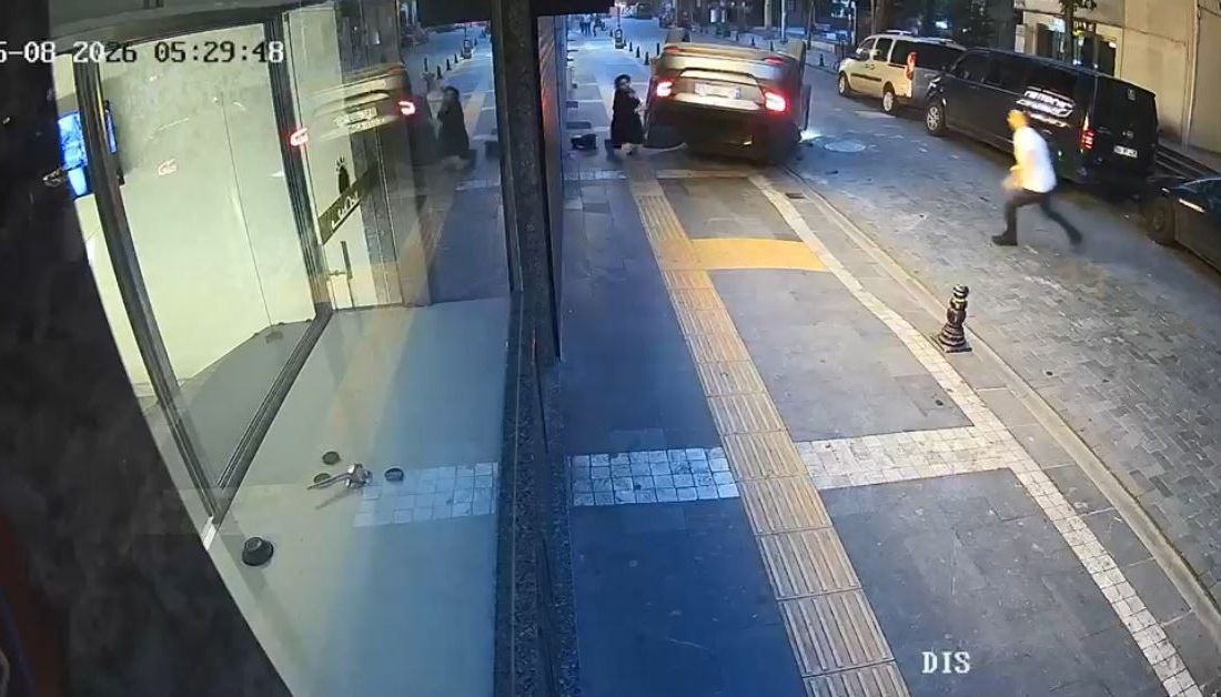 AKÇAABAT (Trabzon), – TRABZON’un Akçaabat ilçesinde park halindeki minibüse çarpıp,