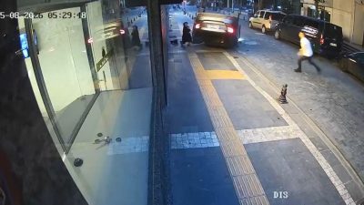AKÇAABAT (Trabzon), – TRABZON’un Akçaabat ilçesinde park halindeki minibüse çarpıp,