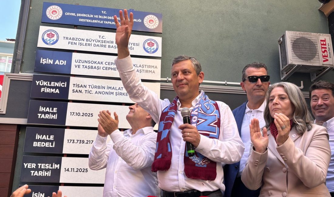 ESNAFI ZİYARET ETTİ, PARTİ BİNASI ÖNÜNDE KONUŞTU Yeni Parti Genel