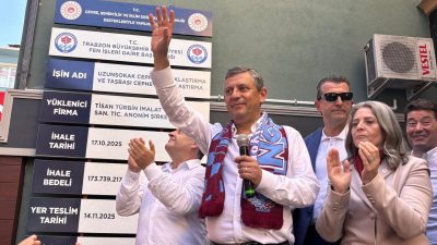 ESNAFI ZİYARET ETTİ, PARTİ BİNASI ÖNÜNDE KONUŞTU Yeni Parti Genel