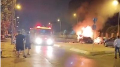 Mehmet Kaan KURT/İSTANBUL, – SULTANBEYLİ’de seyir halindeki otomobil, park halindeki