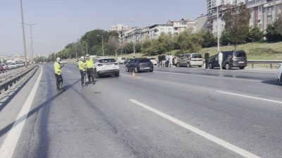 Özgür EREN /İSTANBUL SULTANGAZİ TEM Otoyolu’nda hafif ticari araçtan kopan