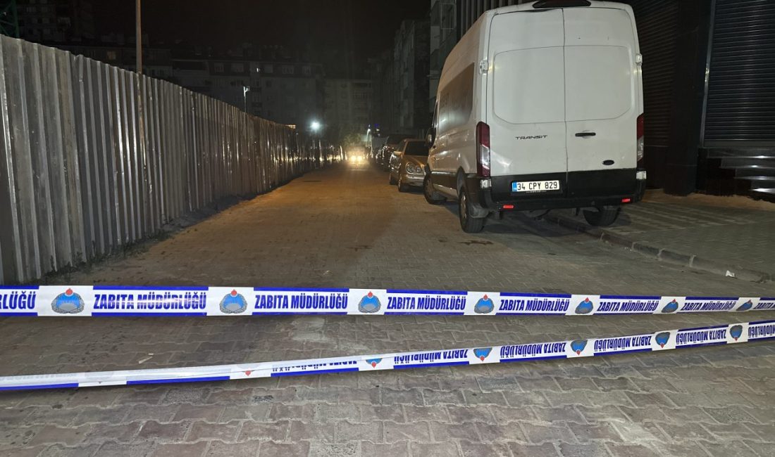 Soner HASIRCIOĞLU/İSTANBUL, – SULTANGAZİ‘de bir inşaatın temelinde toprak kayması meydana