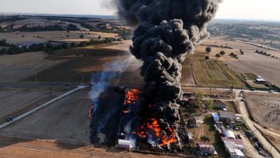 Onur KAYA/ ÇERKEZKÖY(Tekirdağ), – TEKİRDAĞ’ın Çerkezköy ilçesinde geri dönüşüm tesisinde