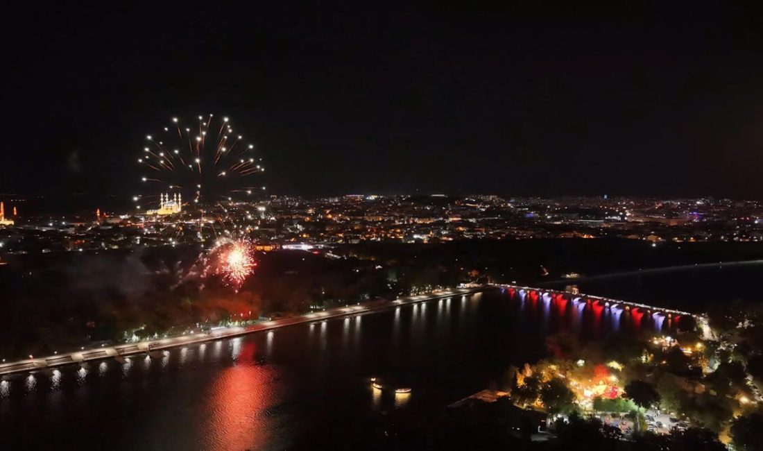 MERİÇ NEHRİ ÜZERİNDE HAVAİ FİŞEK GÖSTERİSİ Edirne’de 30 Ağustos Zafer