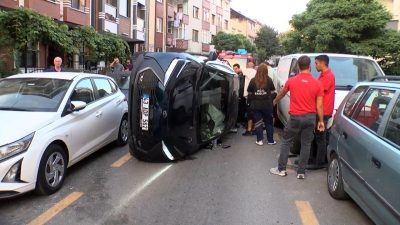 İsa ALMAÇAYIR/İSTANBUL, – ÜMRANİYE’de, sürücüsünün direksiyon hakimiyetini kaybettiği otomobil, park